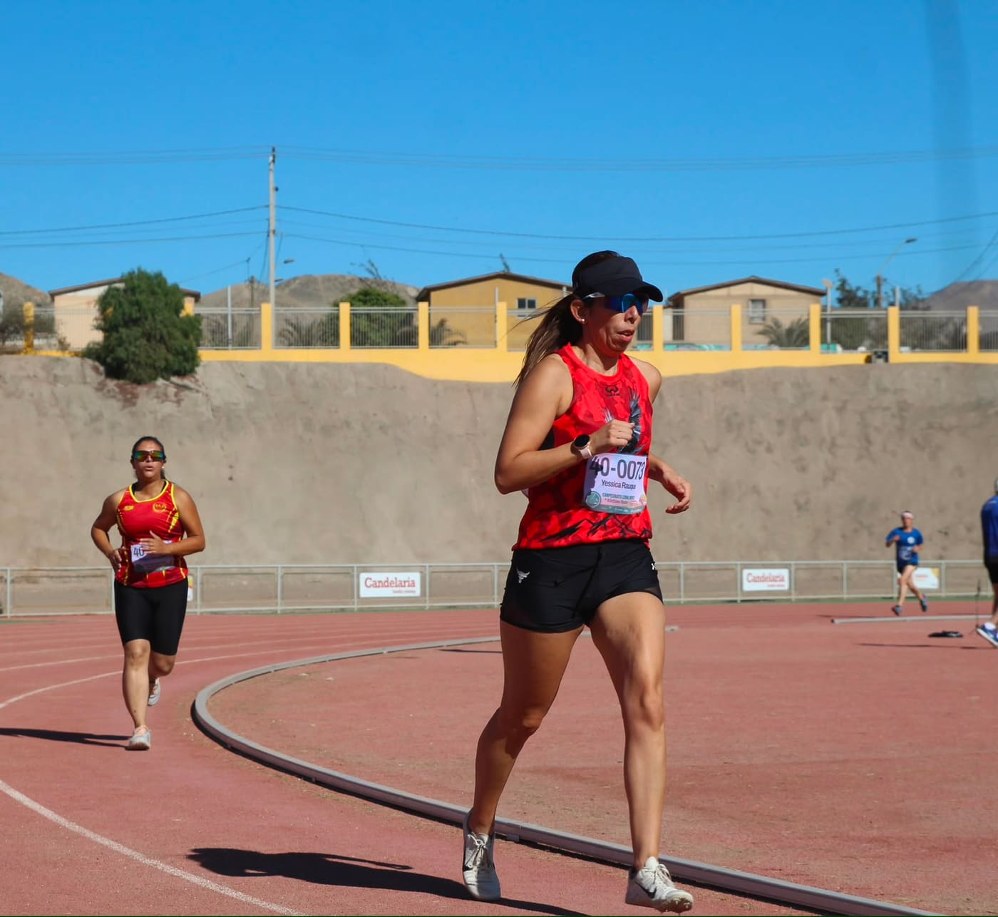 Yessica Rauque en carrera durante un campeonato de atletismo máster en el norte de Chile