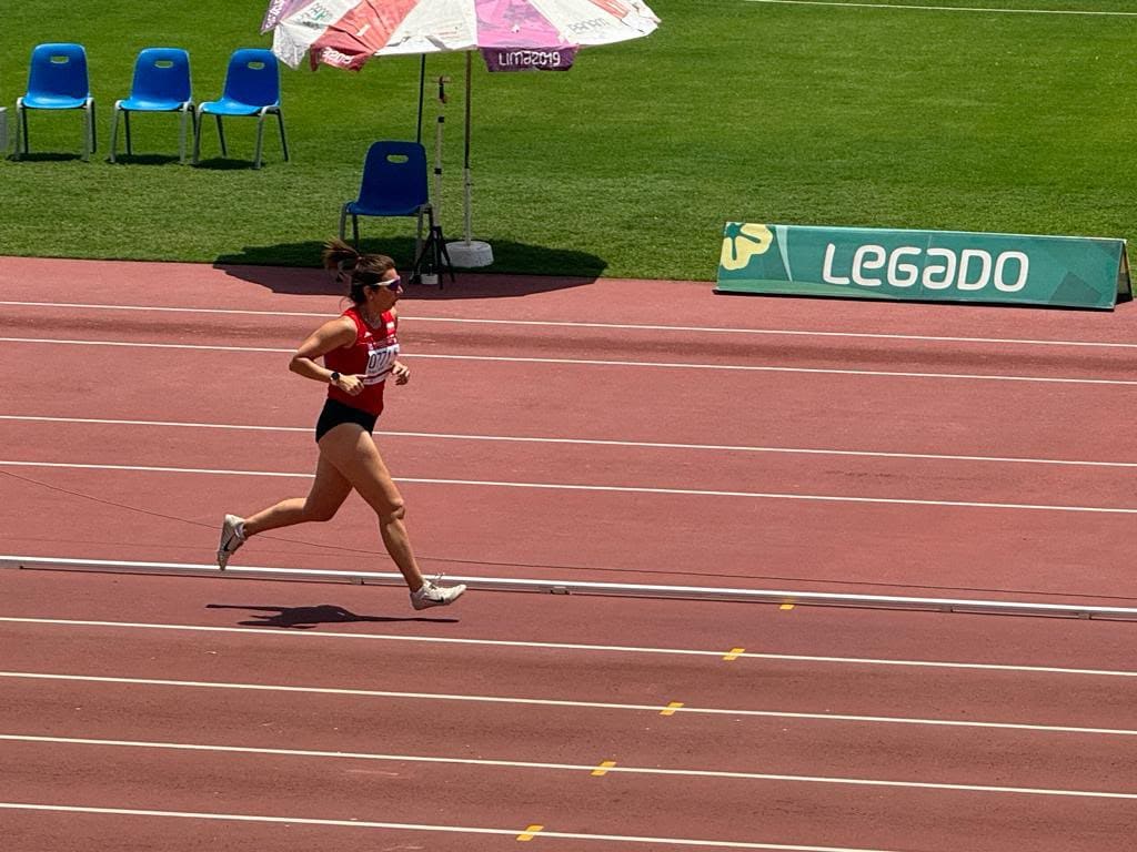 Yessica Rauque corriendo en la pista del complejo deportivo Legado en Lima