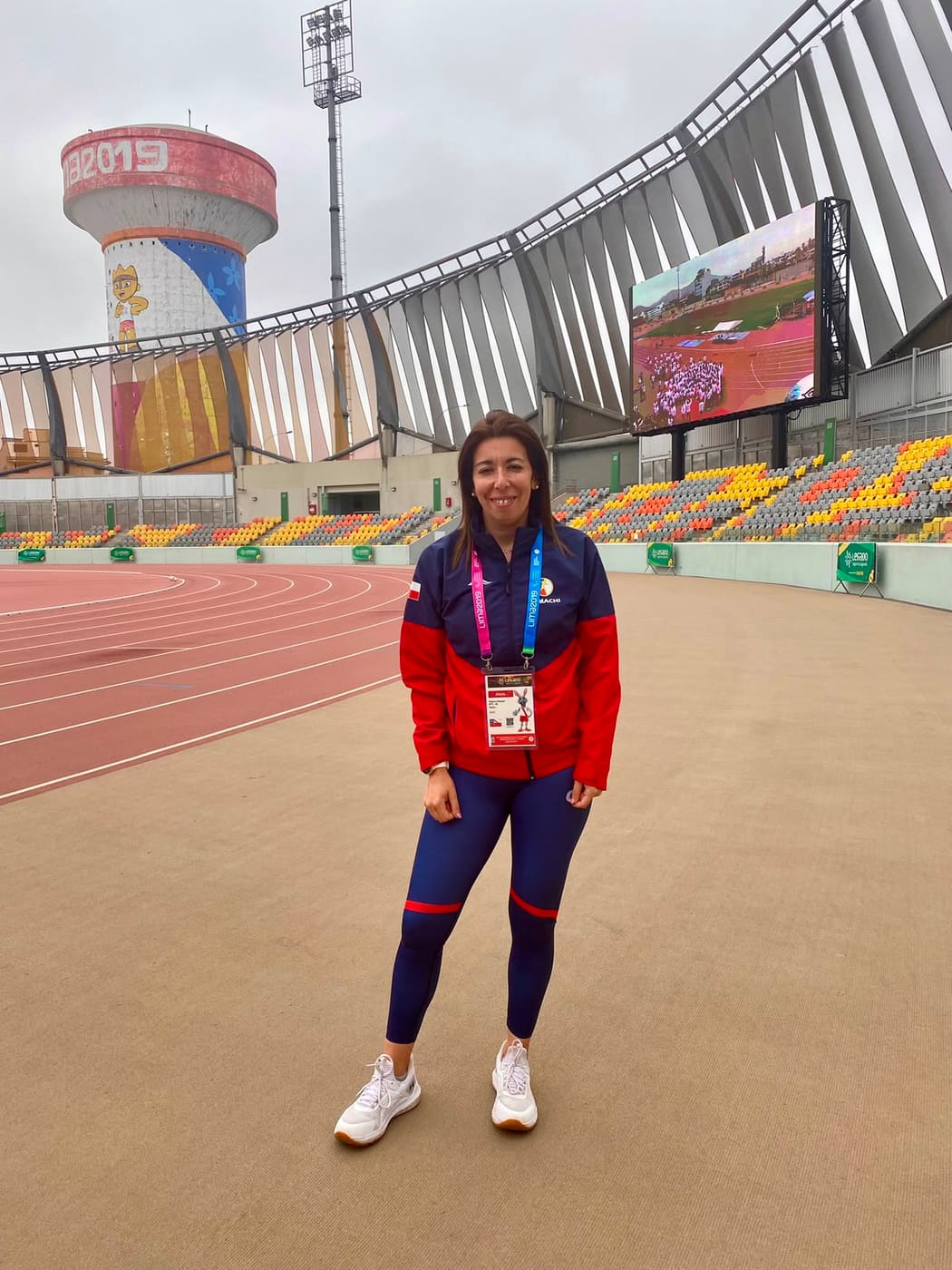 Yessica Rauque con la chaqueta de Chile en el estadio de Lima 2019
