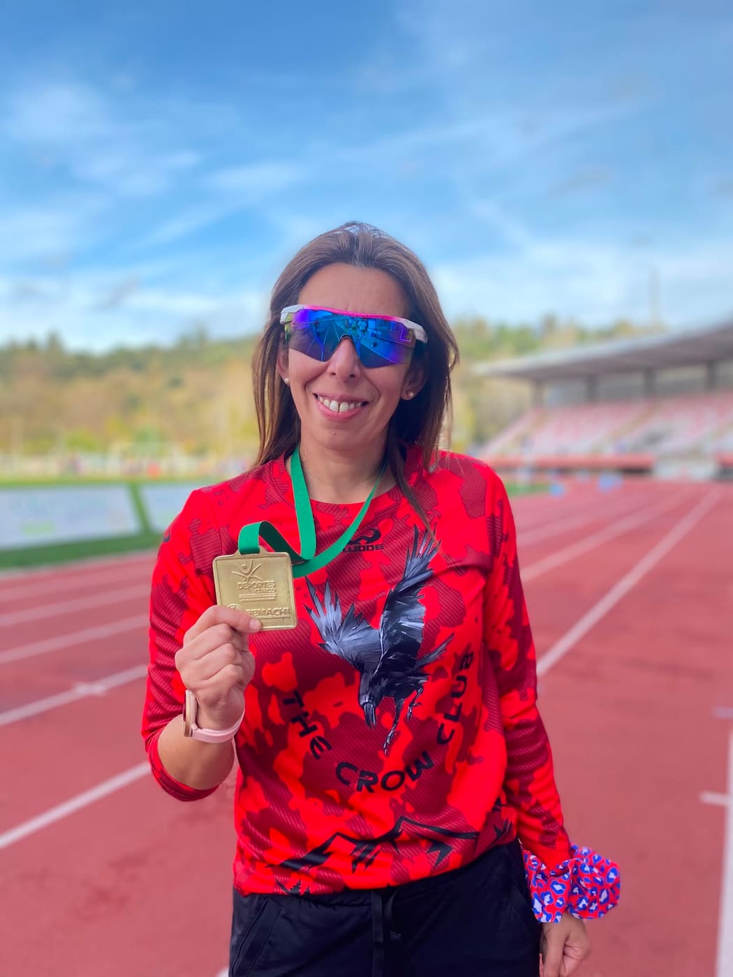 Yessica Rauque mostrando una medalla de oro en la pista