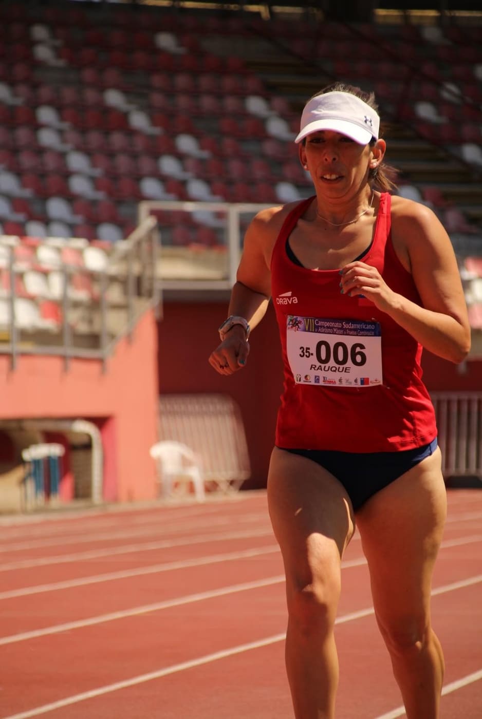 Yessica Rauque compitiendo con la camiseta roja en el Campeonato Sudamericano de Atletismo Máster