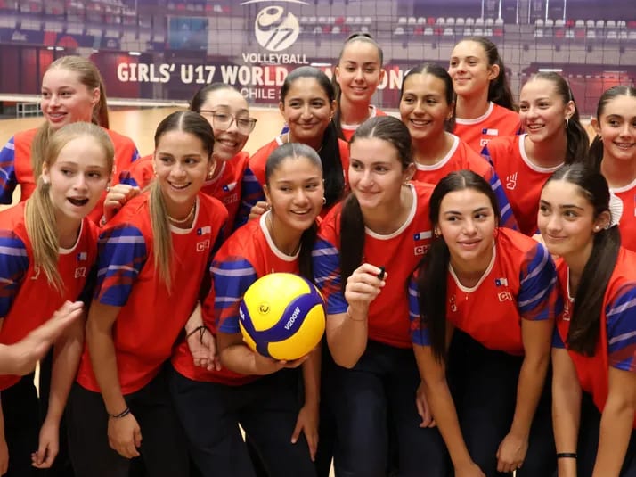 Jugadoras de la selección chilena Sub-17 sonriendo junto al balón oficial en el recinto del Mundial